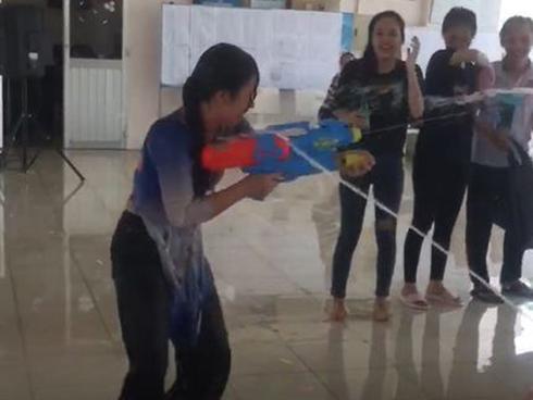 Cô hiệu phó trường người ta, 'xõa' hết mình với trò chơi súng nước cùng học sinh trong buổi lễ tri ân