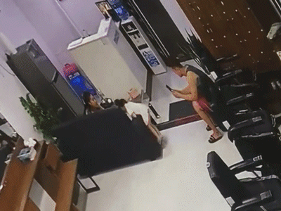 Mẹ bé 2 tuổi tố gã BIẾN THÁI dí sát điện thoại vào vùng kín của con gái, cô người yêu GÂN CỔ cãi chỉ là trêu đùa-2