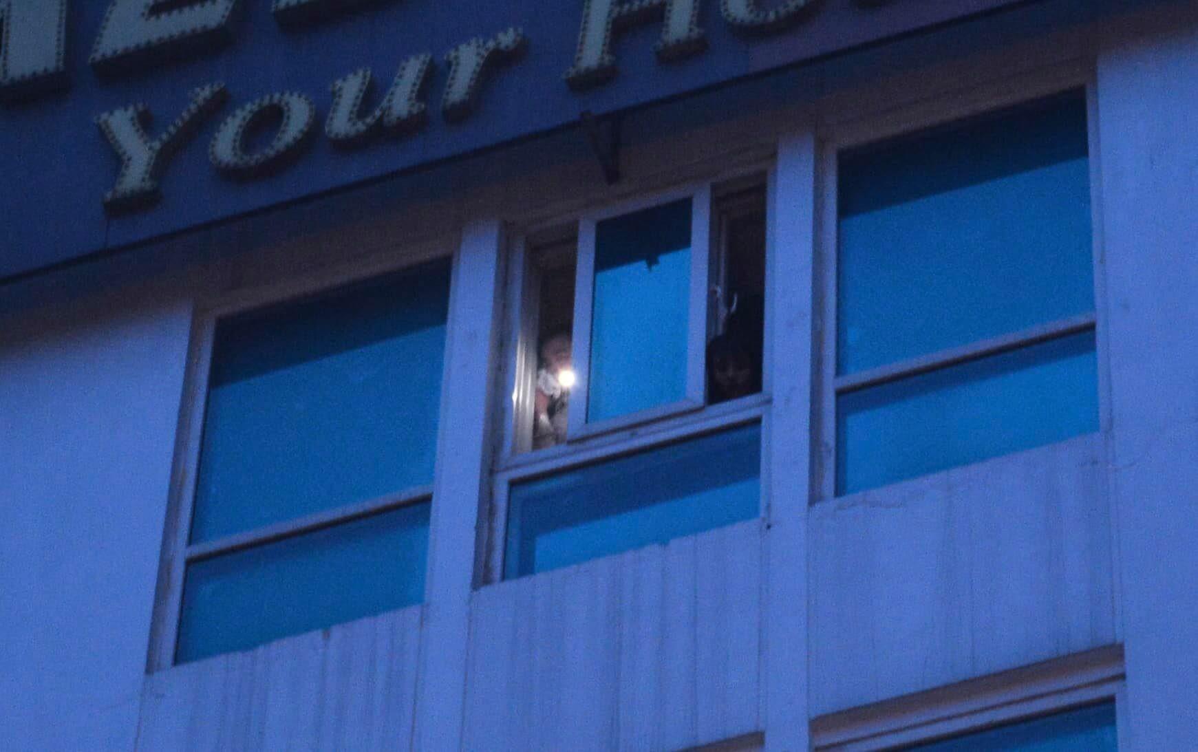 Cháy khách sạn trên phố cổ Hà Nội lúc sáng sớm, nhiều người chỉ kịp choàng khăn tắm hốt hoảng tháo chạy-2