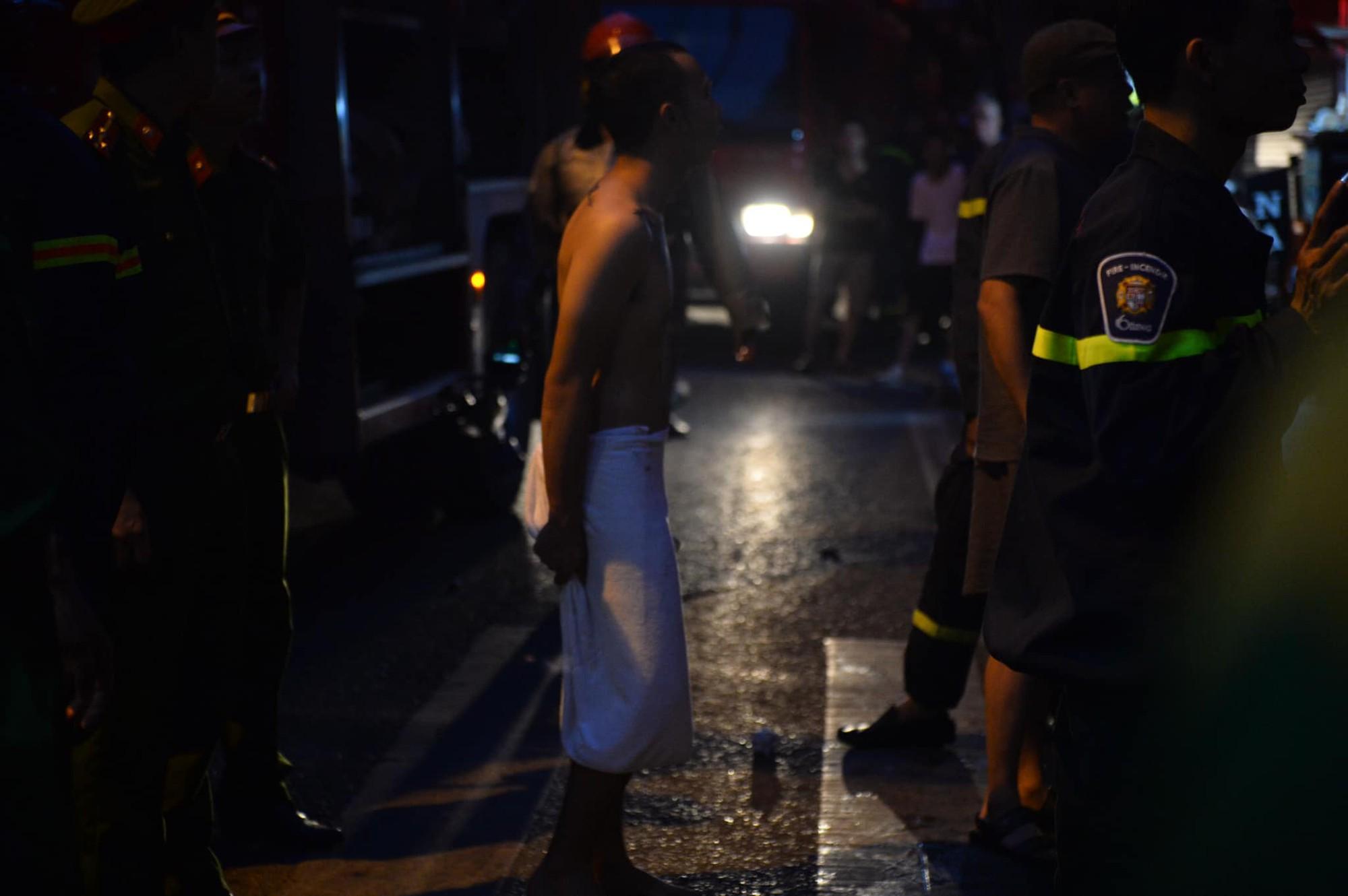 Cháy khách sạn trên phố cổ Hà Nội lúc sáng sớm, nhiều người chỉ kịp choàng khăn tắm hốt hoảng tháo chạy-5