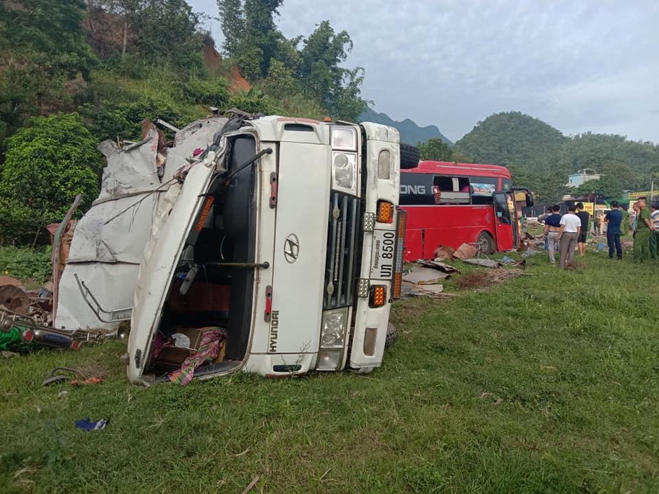 Tai nạn kinh hoàng: Xe tải chở sắt vụn đối đầu xe khách ở Hòa Bình, 40 người thương vong-4