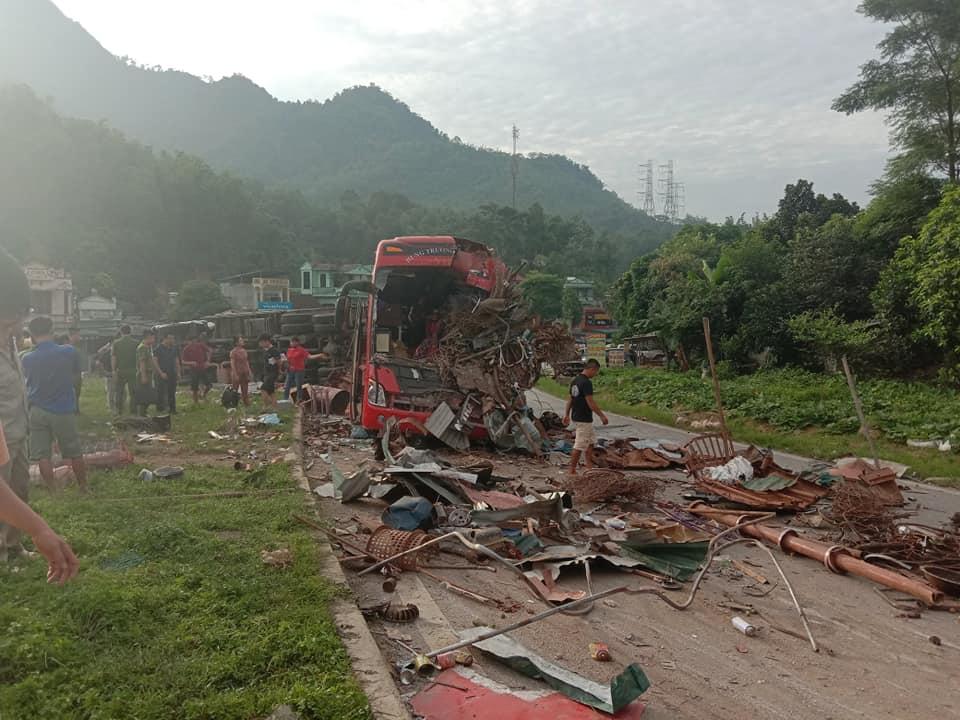 Tai nạn kinh hoàng: Xe tải chở sắt vụn đối đầu xe khách ở Hòa Bình, 40 người thương vong-7