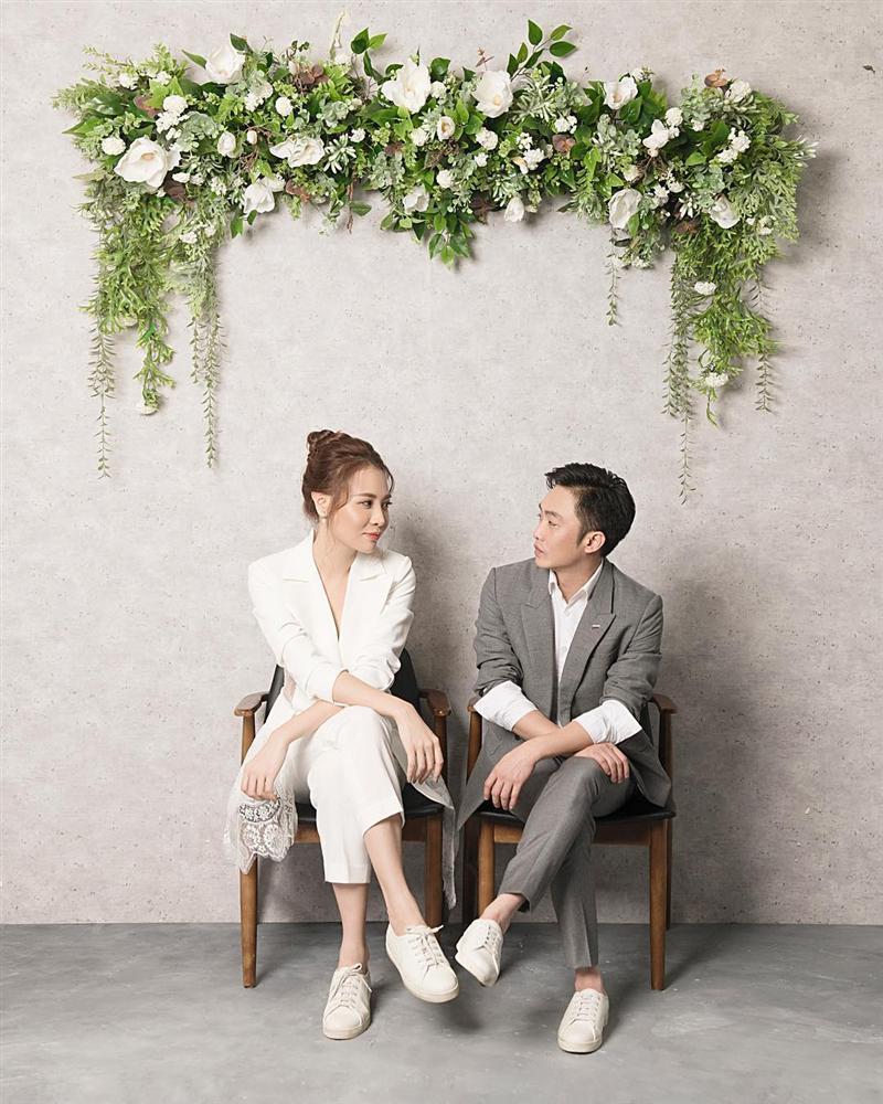 Chẳng kém Hà Hồ - Kim Lý, Đàm Thu Trang - Cường Đô La cũng tích cực diện đồ đôi, tinh tế chọn phụ kiện để không quá chênh lệch chiều cao-7