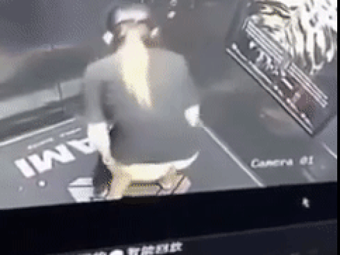 Clip sốc: Cô gái TỤT QUẦN ĐI VỆ SINH trong thang máy, thanh niên CHẾT SỮNG khi mở cửa xong không dám vào-1