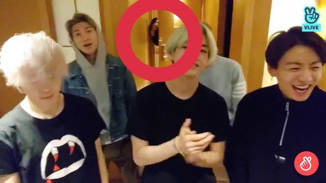 Fan cuồng liên tục nã điện thoại quấy rối khi Jungkook (BTS) đang livestream và cách xử lý cực gắt của anh chàng-2