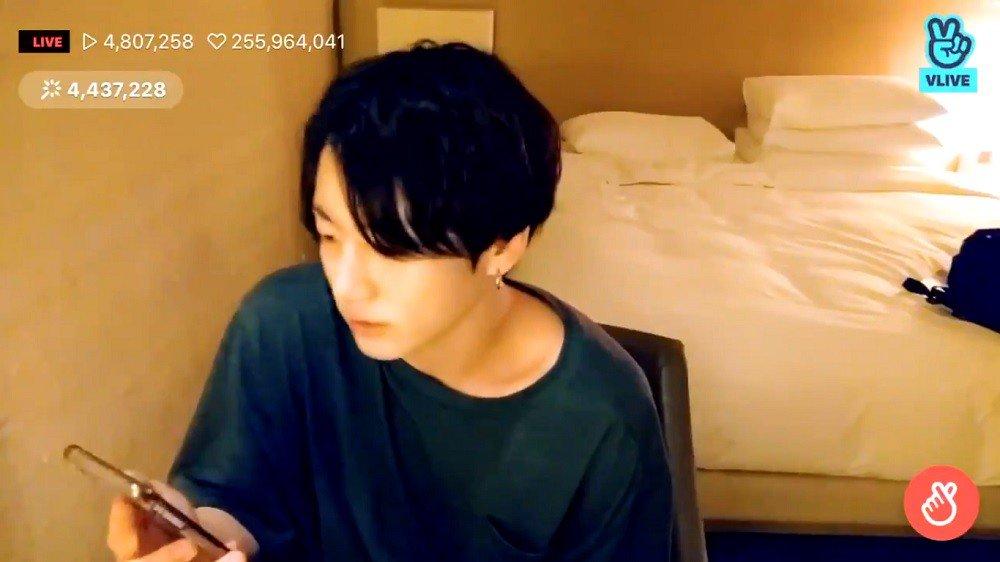 Fan cuồng liên tục nã điện thoại quấy rối khi Jungkook (BTS) đang livestream và cách xử lý cực gắt của anh chàng-1