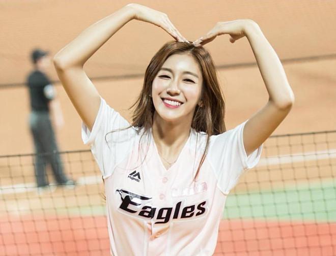 Dàn hoạt náo viên xinh đẹp không kém Idol của CLB bóng chày Hàn Quốc-1