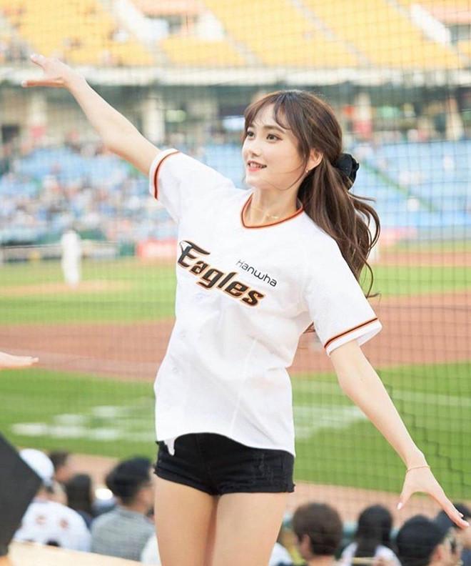 Dàn hoạt náo viên xinh đẹp không kém Idol của CLB bóng chày Hàn Quốc-4