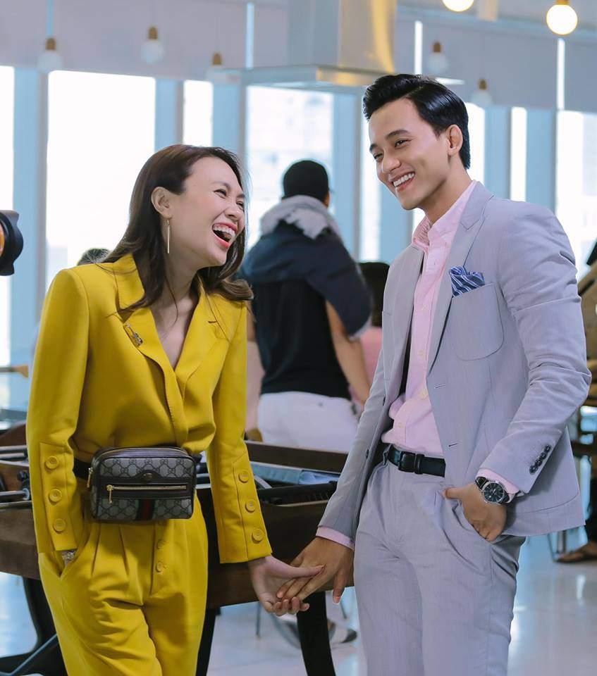 Mặc váy thì thường xuyên lọt top sao xấu, chứ cứ diện vest là Mỹ Tâm đẹp chấp cả dàn mỹ nhân Việt-10