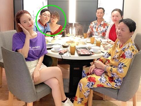 Chỉ một bức ảnh check-in cùng gia đình, Midu vô tình để lộ em dâu tương lai cực xinh đẹp