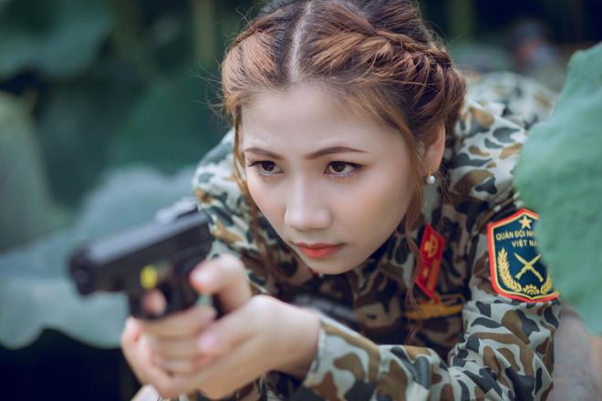 Nữ thiếu úy đẹp như hot girl của Bạn muốn hẹn hò gây xôn xao với ngoại hình nổi bật trong bộ ảnh bên hồ sen-4