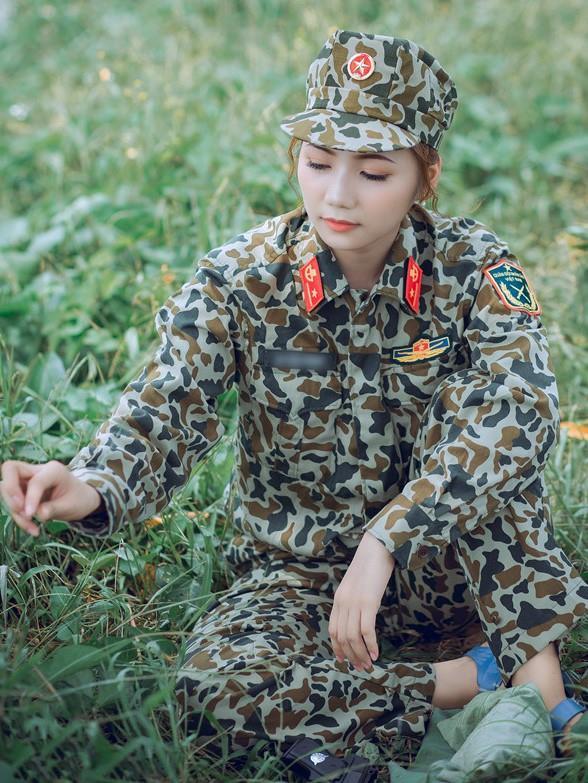 Nữ thiếu úy đẹp như hot girl của Bạn muốn hẹn hò gây xôn xao với ngoại hình nổi bật trong bộ ảnh bên hồ sen-8