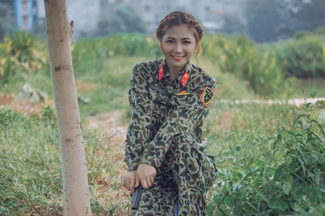 Nữ thiếu úy đẹp như hot girl của Bạn muốn hẹn hò gây xôn xao với ngoại hình nổi bật trong bộ ảnh bên hồ sen-6