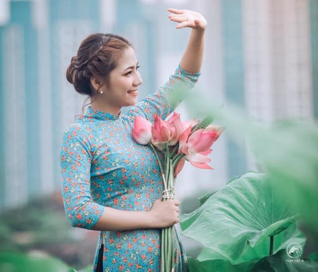 Nữ thiếu úy đẹp như hot girl của Bạn muốn hẹn hò gây xôn xao với ngoại hình nổi bật trong bộ ảnh bên hồ sen-9