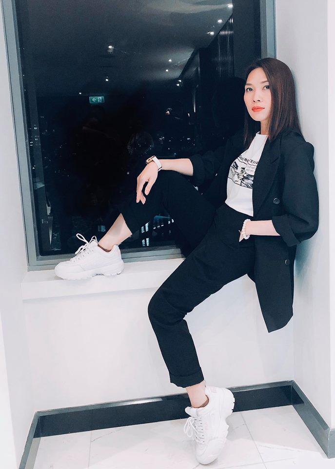 Mặc váy thì thường xuyên lọt top sao xấu, chứ cứ diện vest là Mỹ Tâm đẹp chấp cả dàn mỹ nhân Việt-6