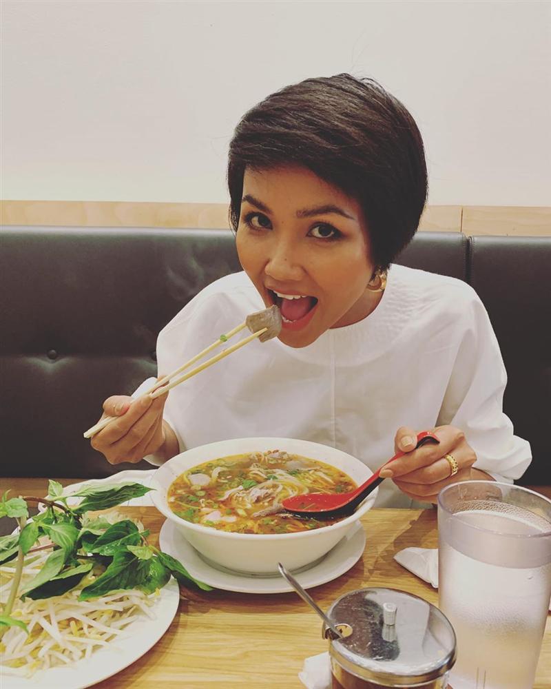 Bản tin Hoa hậu Hoàn vũ 17/6: Lần đầu để tóc tém mà mỹ nhân chuyển giới chất ngang ngửa HHen Niê-1