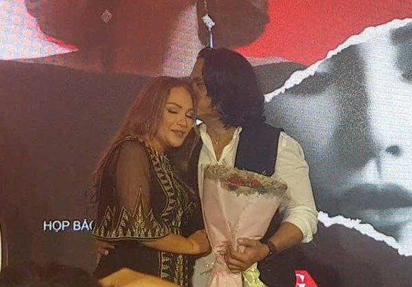 Đâu chỉ riêng chị đẹp, Vpop từng chứng kiến hàng loạt mối tình chị - em chênh nhau cả chục tuổi nhưng vẫn viên mãn-7