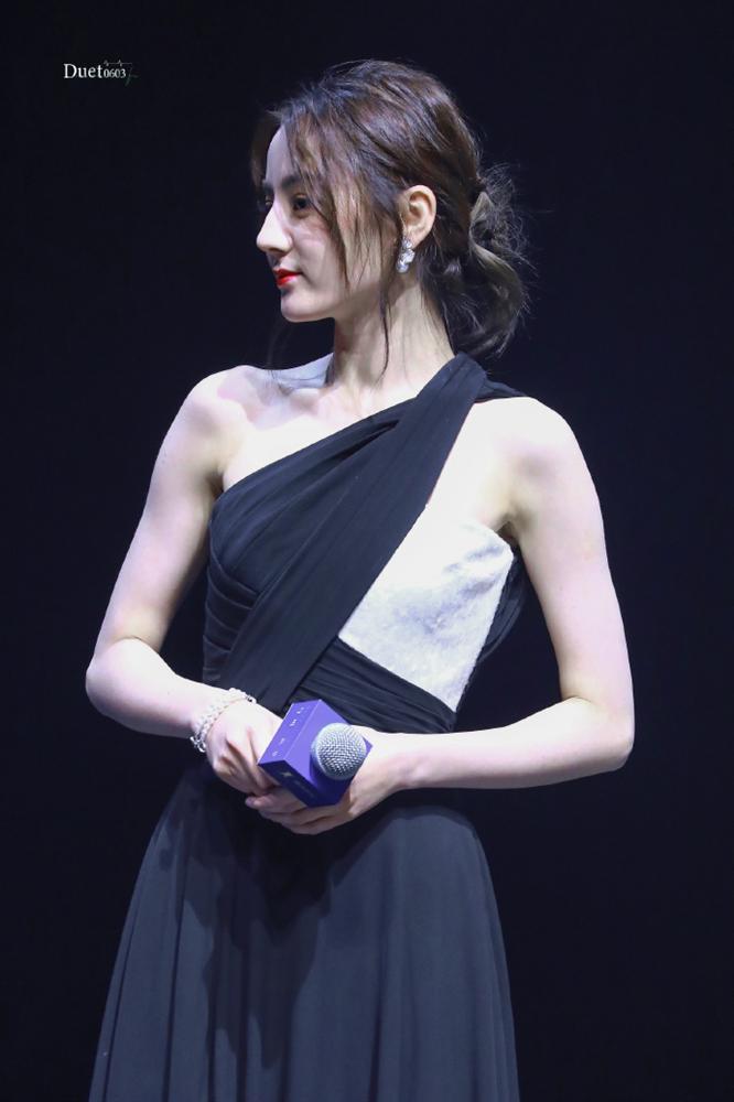 Địch Lệ Nhiệt Ba gây bão với chân dài miên man và nhan sắc lộng lẫy tựa nữ thần-11