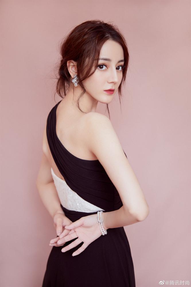 Địch Lệ Nhiệt Ba gây bão với chân dài miên man và nhan sắc lộng lẫy tựa nữ thần-2