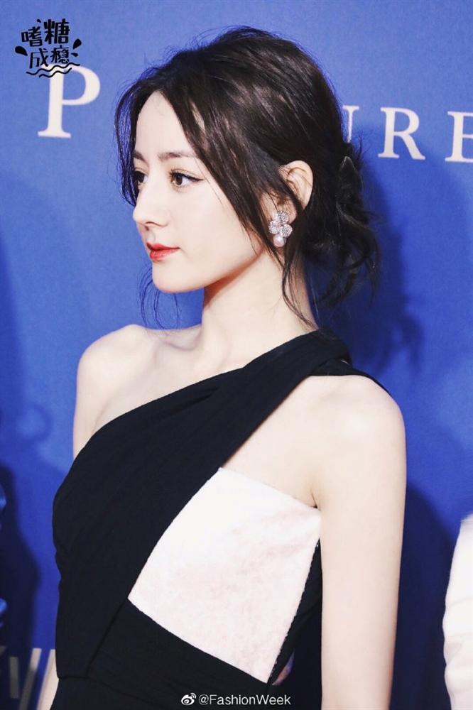 Địch Lệ Nhiệt Ba gây bão với chân dài miên man và nhan sắc lộng lẫy tựa nữ thần-9