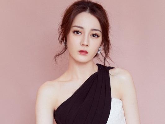 Địch Lệ Nhiệt Ba luôn thất thế khi đọ sắc cùng những nữ diễn viên khác đứng chung một khung hình-10