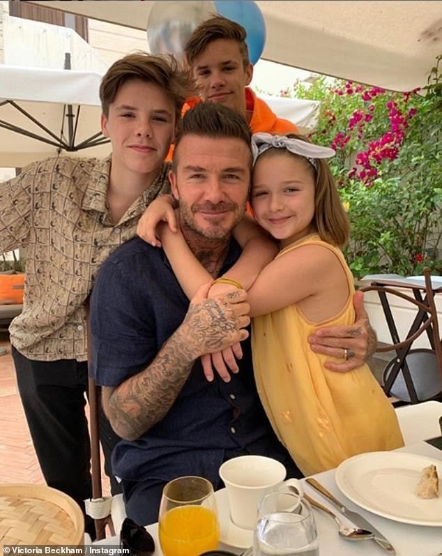 David Beckham vui vẻ du lịch cùng ba con, lơ con cả vì không nghe lời-1