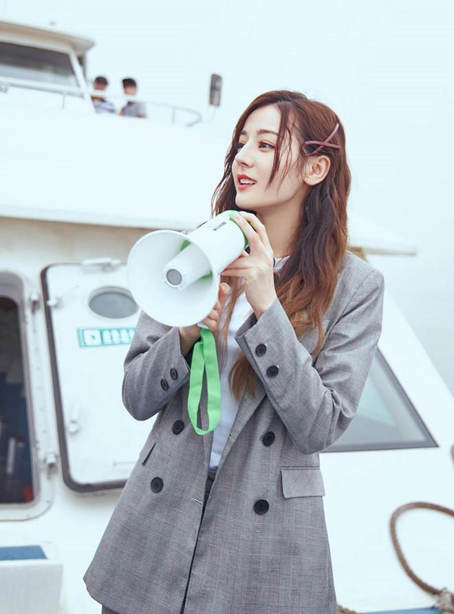 Ảnh hậu trường đốn tim fan của Địch Lệ Nhiệt Ba-1