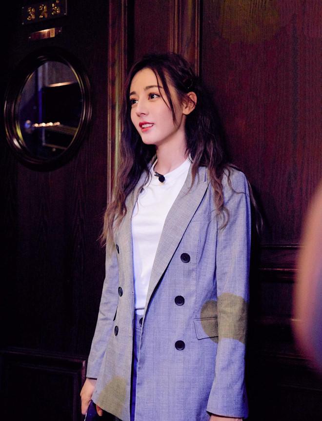 Ảnh hậu trường đốn tim fan của Địch Lệ Nhiệt Ba-4