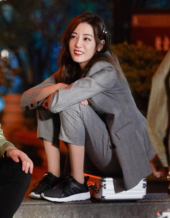 Ảnh hậu trường đốn tim fan của Địch Lệ Nhiệt Ba-5