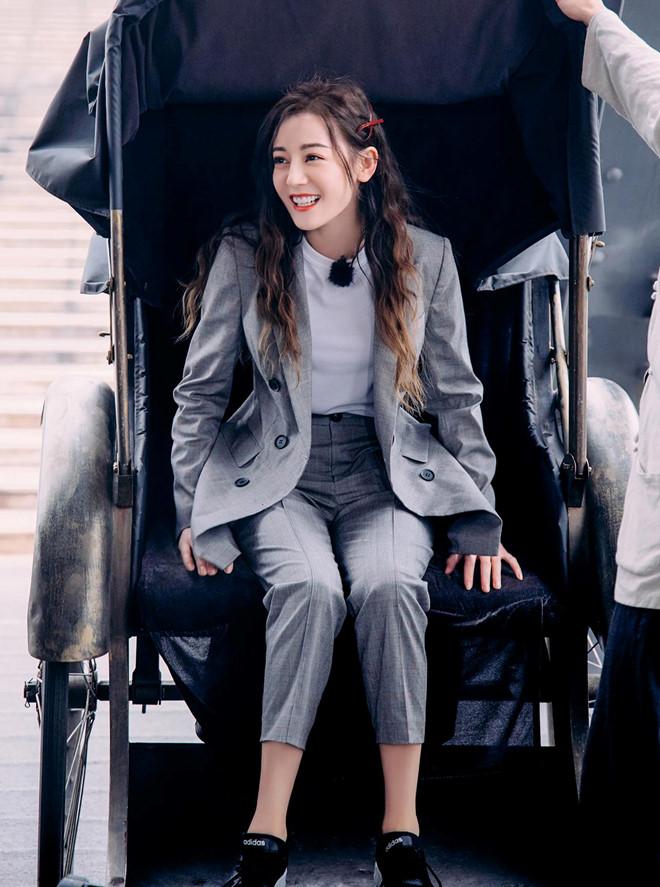 Ảnh hậu trường đốn tim fan của Địch Lệ Nhiệt Ba-6