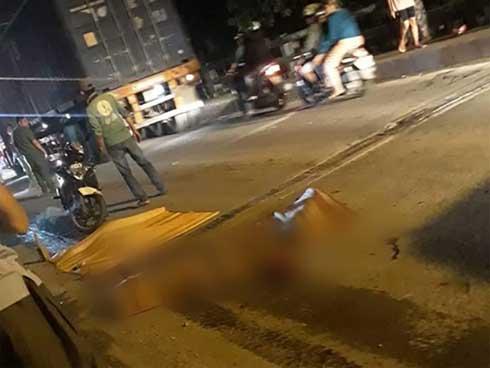 TP. HCM: Xe tải cán chết bé gái 6 tuổi rồi bỏ chạy, cha mẹ ôm con khóc nghẹn tại hiện trường