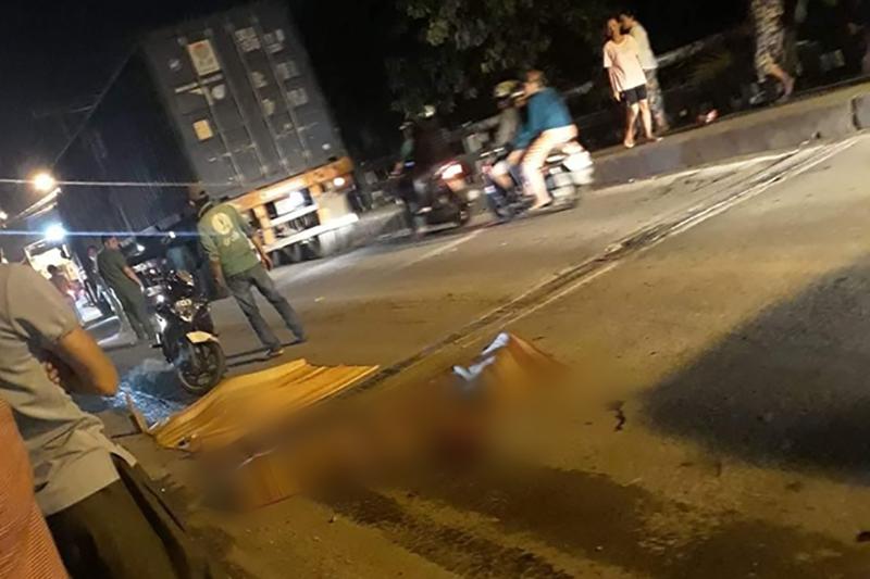 TP. HCM: Xe tải cán chết bé gái 6 tuổi rồi bỏ chạy, cha mẹ ôm con khóc nghẹn tại hiện trường-1