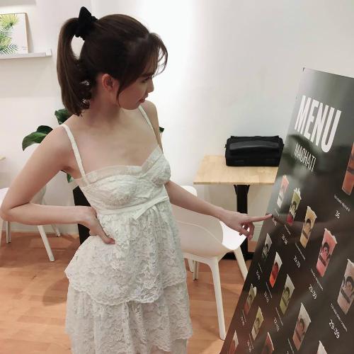 Đình đám nhờ cái danh nữ hoàng nội y, vậy mà biết bao lần Ngọc Trinh lộ vòng 1 xập xệ y chang mẹ bỉm-7