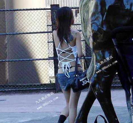 Váy áo ra phố trống huơ trống hoác bị chê vô duyên của phụ nữ xứ tỷ dân-2