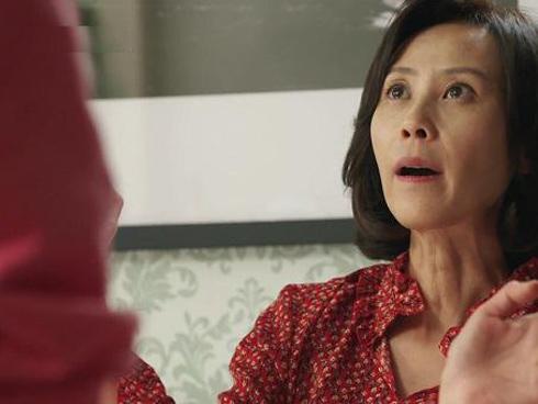 Mẹ chồng tương lai dúi vào tay món quà, tôi lặng người khi thấy thứ ở bên trong-3