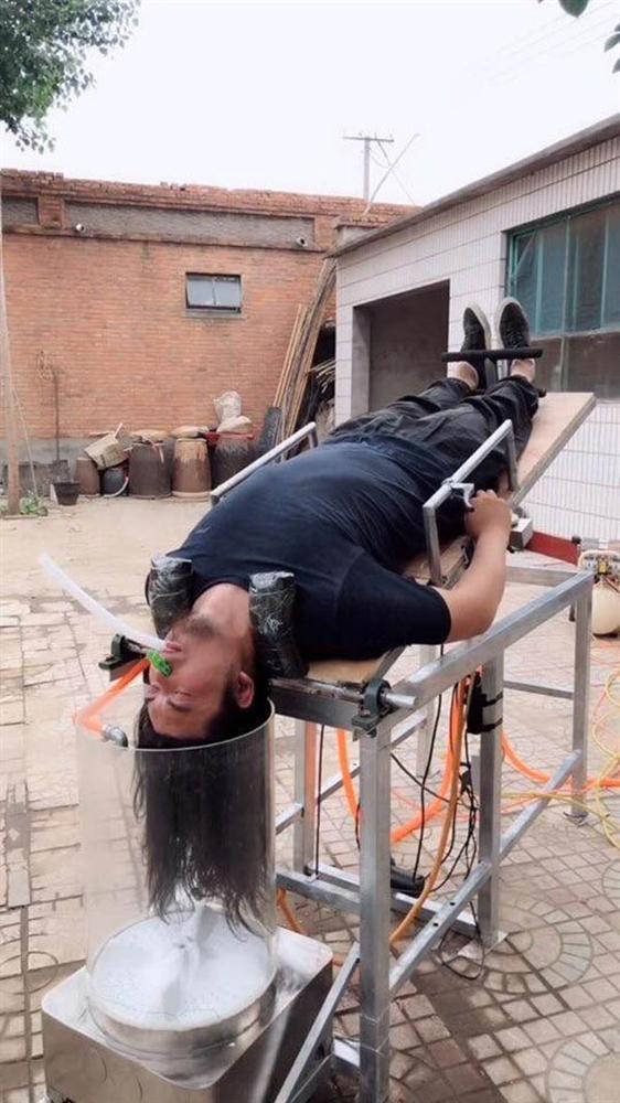 Tranh cãi thanh niên chế tạo máy gội đầu và máy sấy tóc tự động với tư thế trồng cây chuối ngược dành cho người lười-3