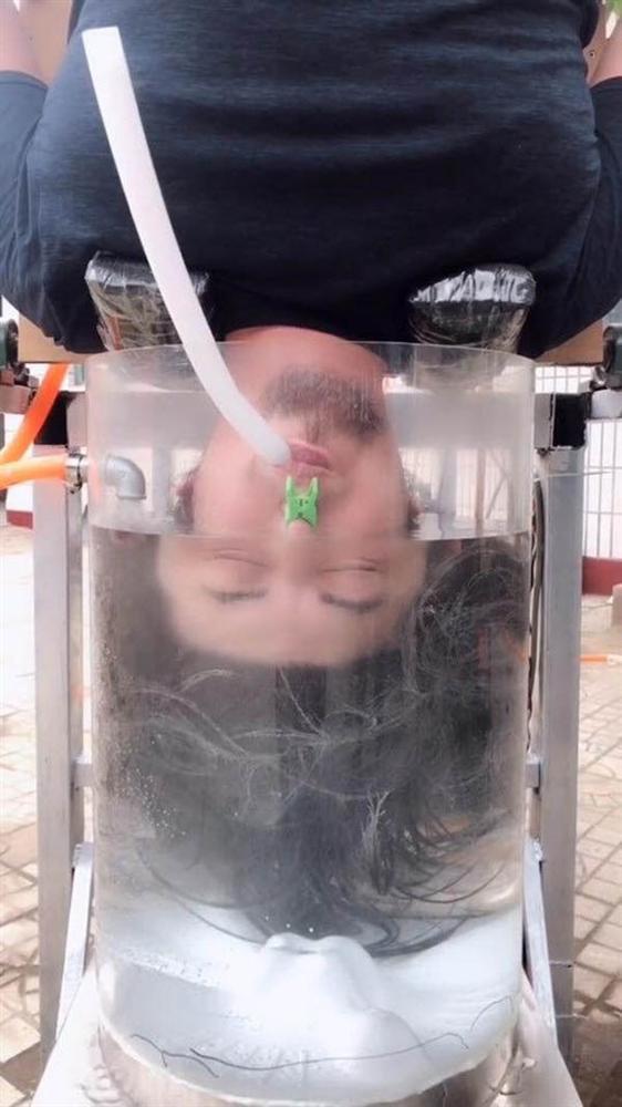 Tranh cãi thanh niên chế tạo máy gội đầu và máy sấy tóc tự động với tư thế trồng cây chuối ngược dành cho người lười-4