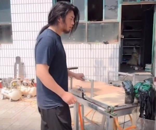 Tranh cãi thanh niên chế tạo máy gội đầu và máy sấy tóc tự động với tư thế trồng cây chuối ngược dành cho người lười-1