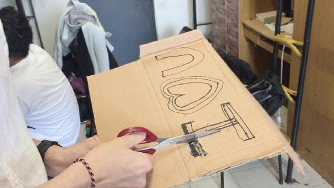 Thanh niên chơi trội mượn nắng in chữ trên lưng để tỏ tình nhưng nhiều người thắc mắc một điều...-1