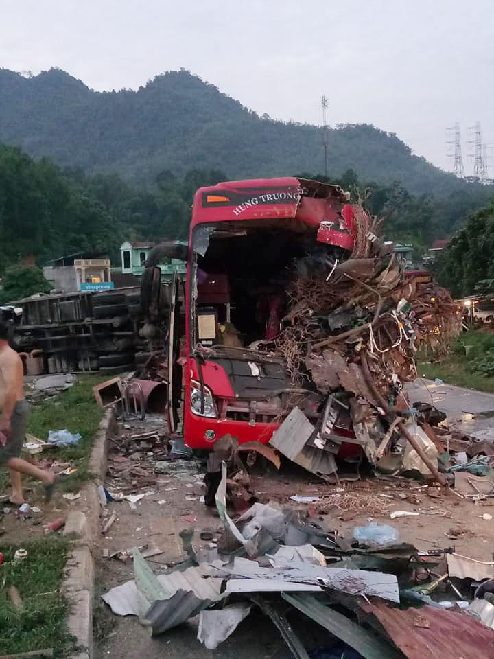 Tai nạn thảm khốc ở Hoà Bình: Xe tải xuống dốc vào cua lấn làn với tốc độ nhanh-1