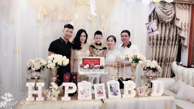 Chụp ảnh với con trai ai cũng ngỡ là hai chị em, bà mẹ U50 xinh đẹp này đang gây bão khắp mạng xã hội-2