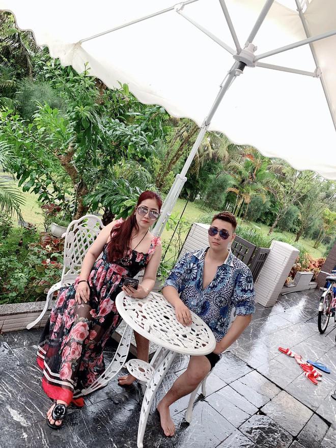 Chụp ảnh với con trai ai cũng ngỡ là hai chị em, bà mẹ U50 xinh đẹp này đang gây bão khắp mạng xã hội-1