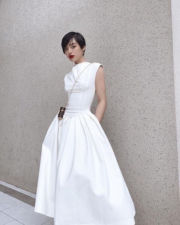 Người tình tin đồn của Trịnh Thăng Bình khoe dáng bằng bikini còn Min lại khiến fan xịt máu mũi khi hở bạo với đồ lót-6