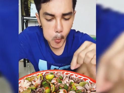 'Chảy nước miếng' với màn ăn bạch tuộc chua cay của vlogger Thái Lan