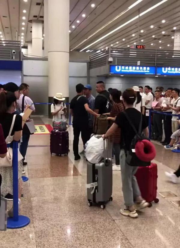 Trai hư từng lộ 1.300 ảnh sex bị bắt gặp đánh nhau, chửi thề nơi công cộng-2