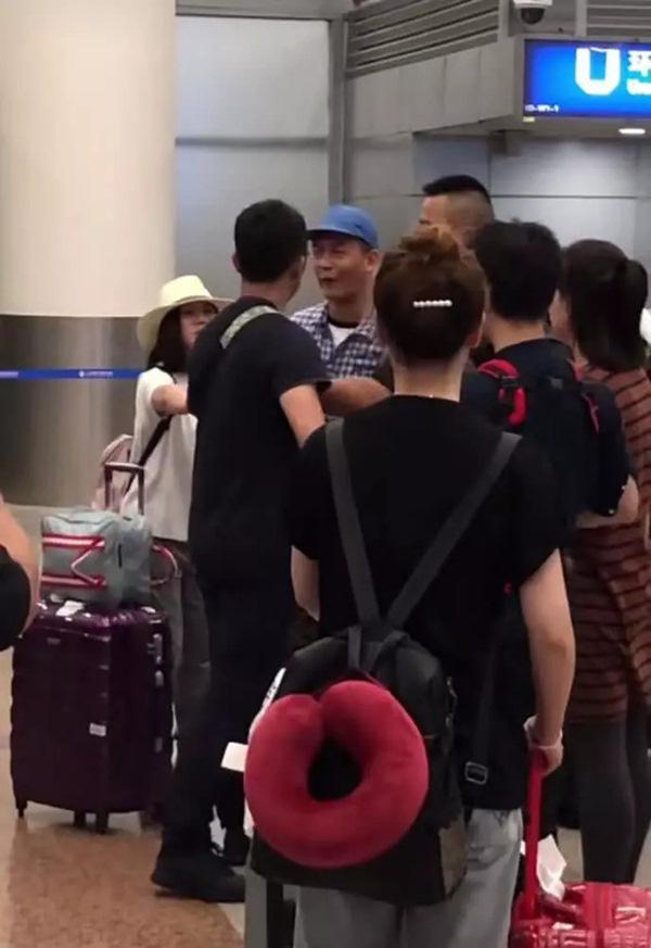 Trai hư từng lộ 1.300 ảnh sex bị bắt gặp đánh nhau, chửi thề nơi công cộng-3