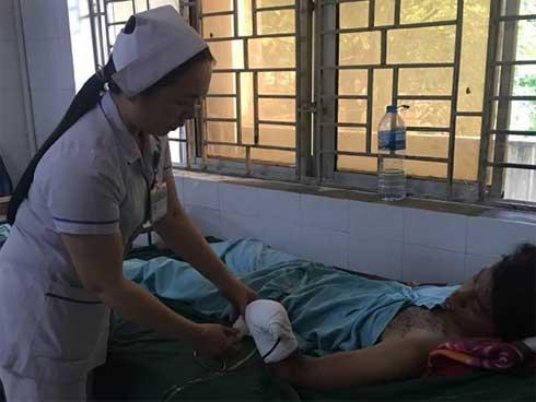 Dùng điện thoại khi sạc, nam thanh niên ở Đồng Nai bị nổ nát bàn tay-1