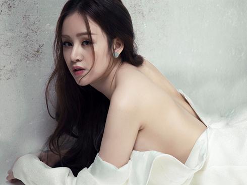 Bà Tưng nóng rẫy khoe vòng 1 đẫy đà như muốn bung khỏi chiếc váy xẻ ngực sâu hun hút-5