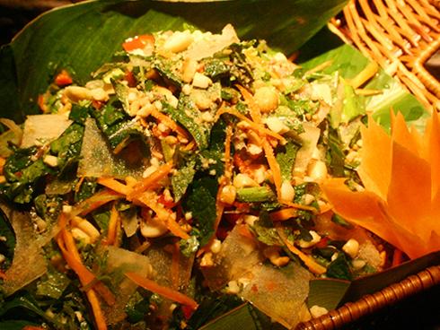 Lạ miệng với món da trâu gác bếp của người Mường Hòa Bình