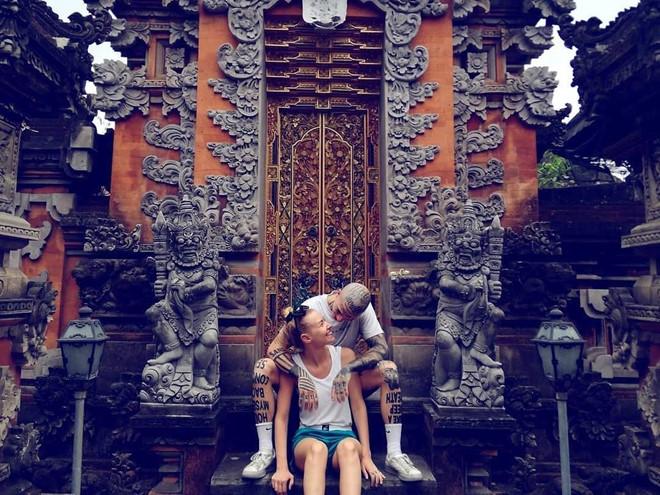 Vợ chồng người Đức bị ném đá vì xin tiền dân mạng để đi du lịch-1